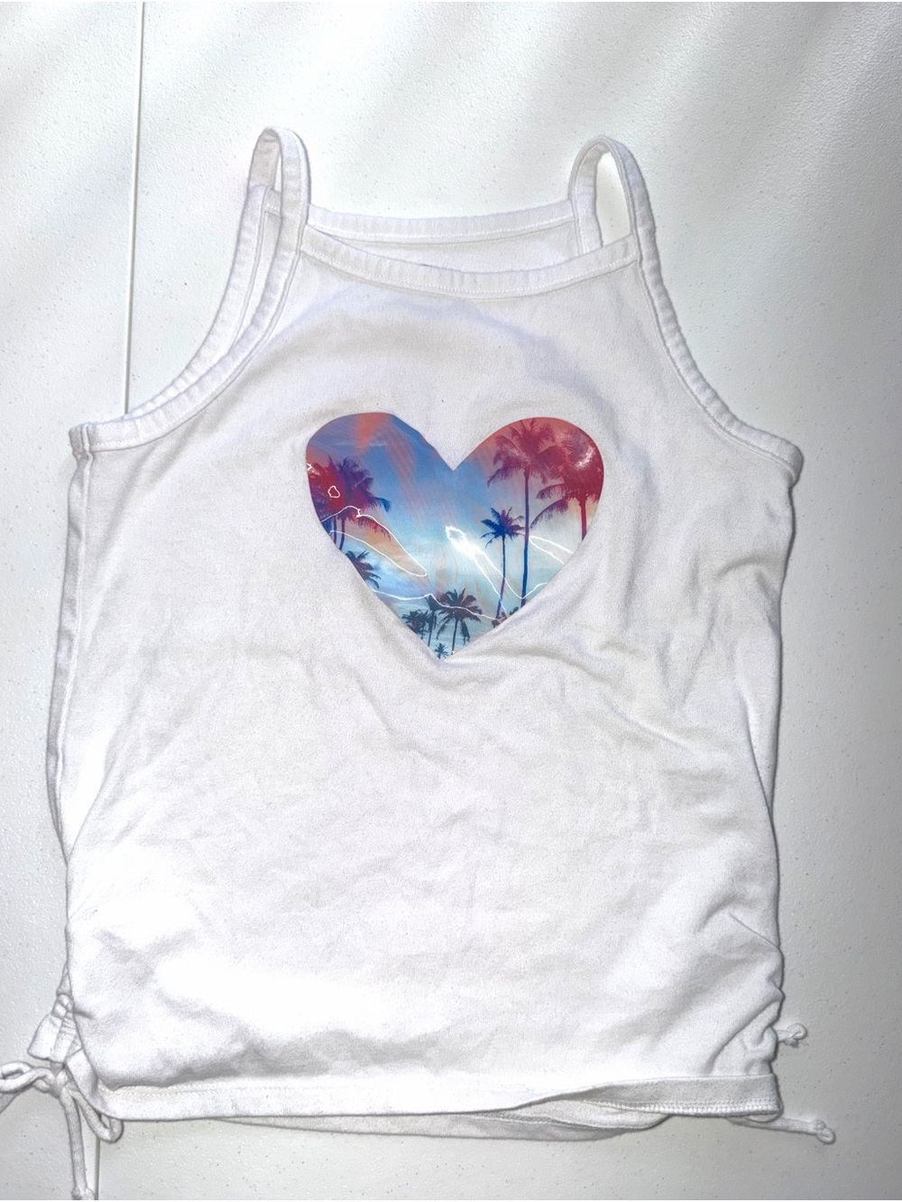 Girl’s White heart tank top with palm trees and sunset graphic size M T0125